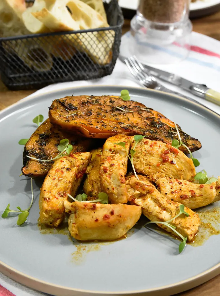 Bastones de pollo marinados con boniato asado