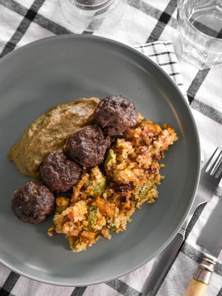 Albóndigas de cordero, babaganoush, ensalada de quinoa y boniato