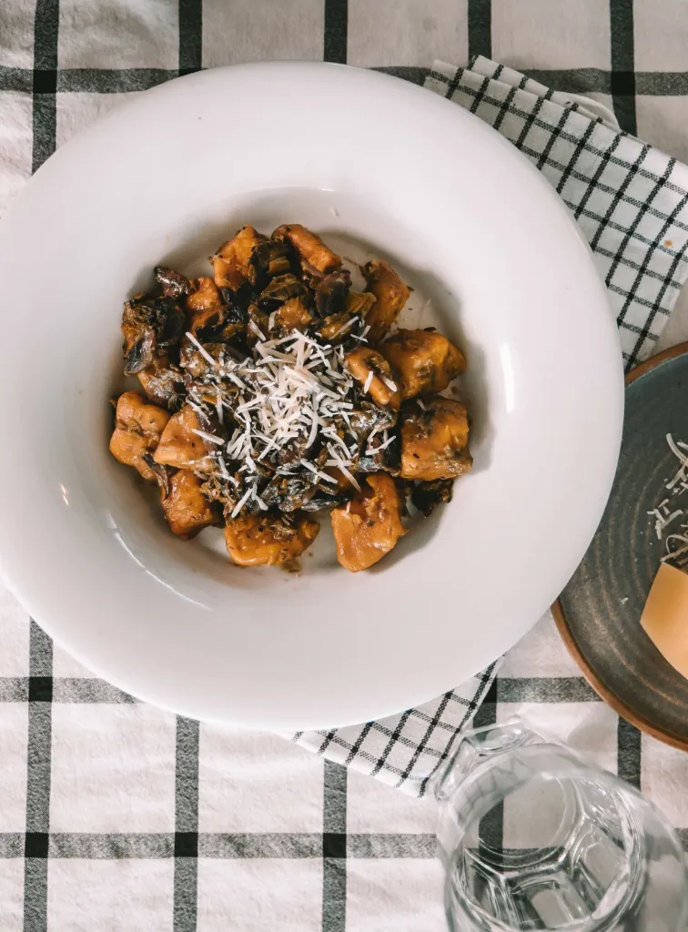 Ñoquis de calabaza, crema de puerros y champignon