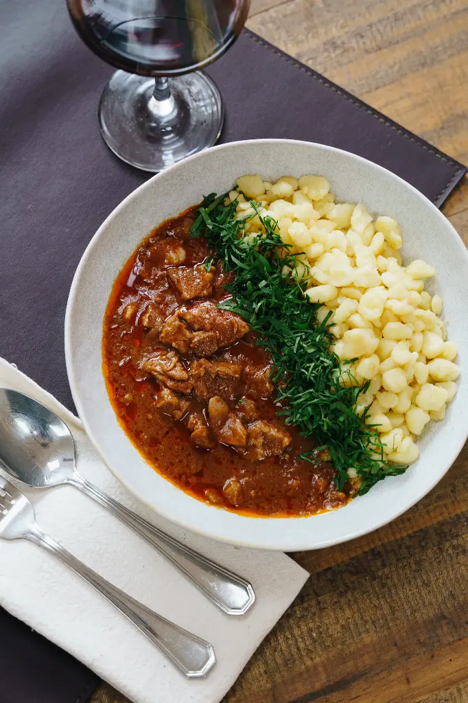 STROGONOFF CON SPAETZLE