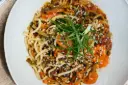 Wok de pollo con fideos